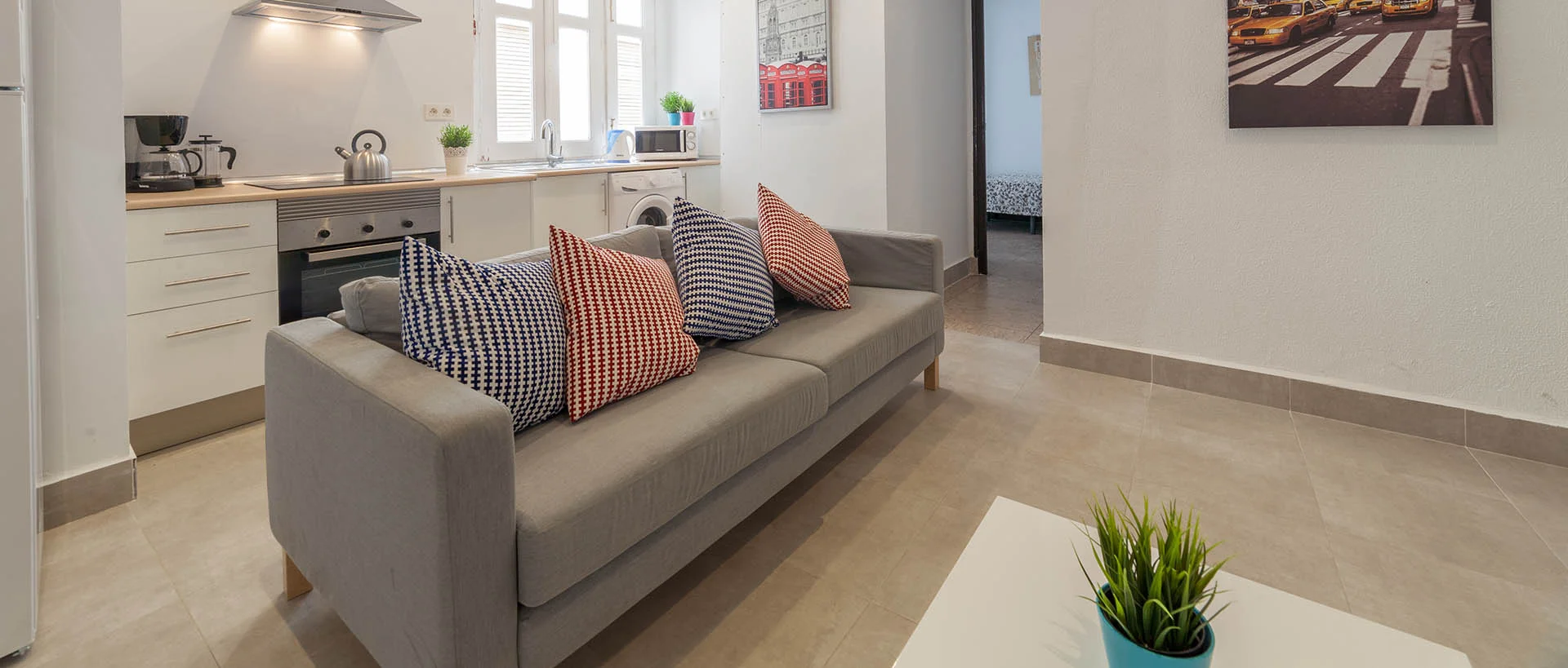 Interior de una casa con sofá y cocina