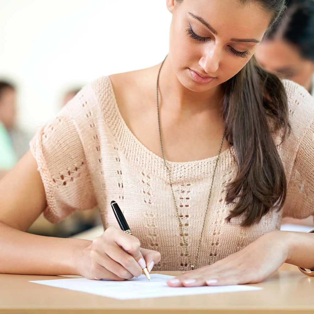 Chica estudiando