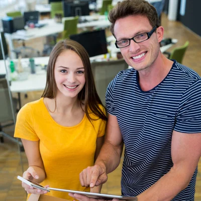 Un chico y una chica mostrando donde trabajan